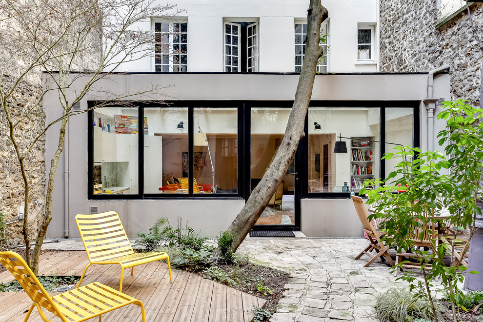 Design ideas for a mid-sized contemporary courtyard patio in Paris with decking and no cover.