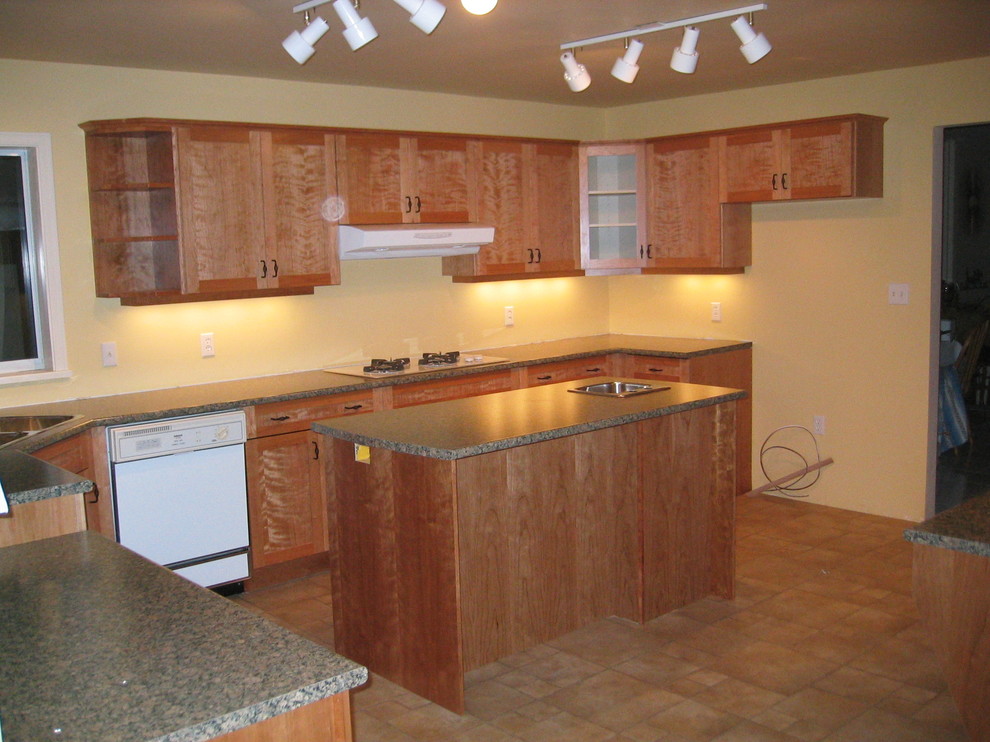 Foto de cocina moderna con armarios estilo shaker, puertas de armario de madera clara, encimera de laminado, electrodomésticos blancos y una isla