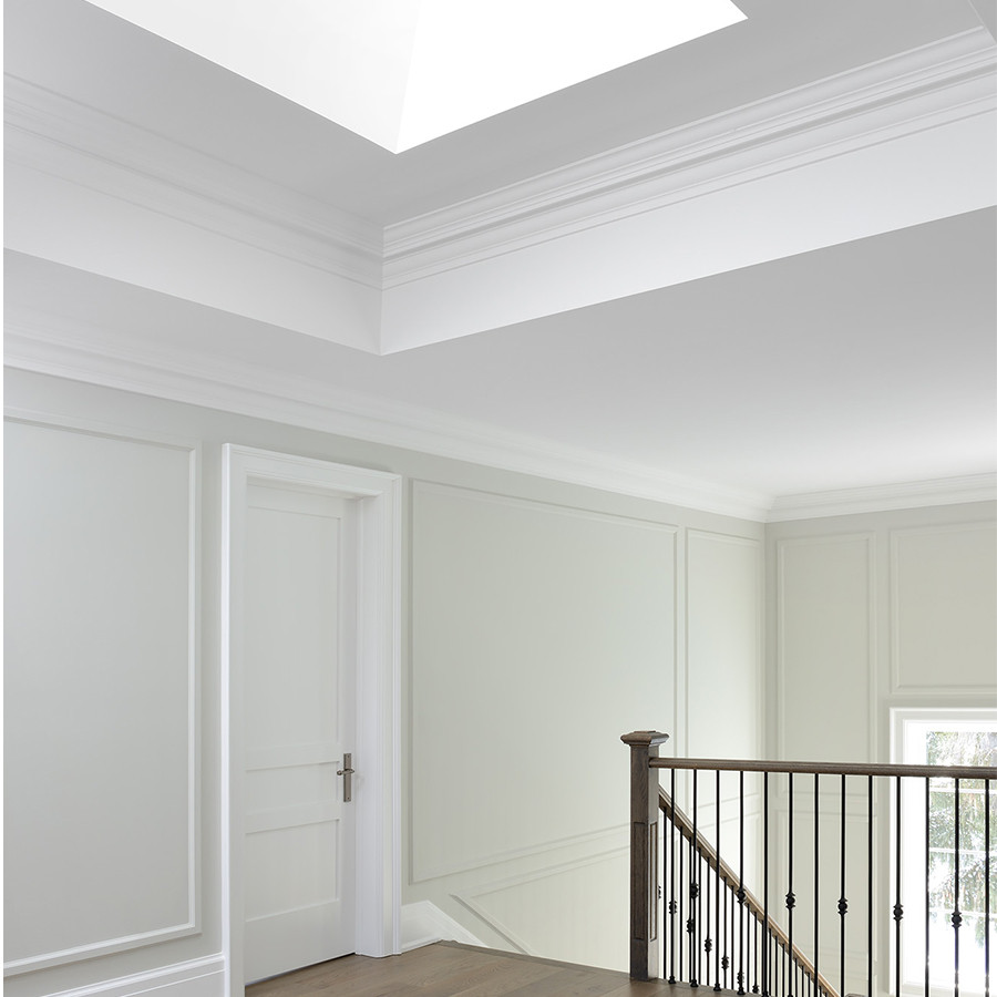Идея дизайна: коридор в стиле неоклассика (современная классика) с серыми стенами, коричневым полом, многоуровневым потолком, панелями на части стены и паркетным полом среднего тона
