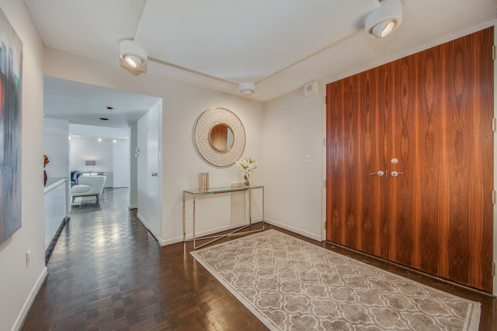 Transitional entryway photo in Toronto