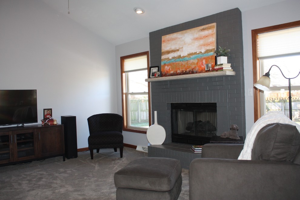 Example of a transitional home design design in Chicago