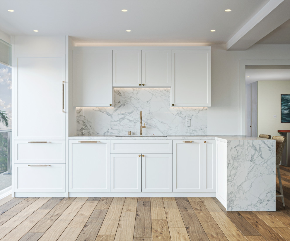 Maritim inredning av ett mellanstort vit vitt kök med öppen planlösning, med en undermonterad diskho, skåp i shakerstil, vita skåp, marmorbänkskiva, vitt stänkskydd, stänkskydd i marmor, integrerade vitvaror, ljust trägolv, en köksö och brunt golv