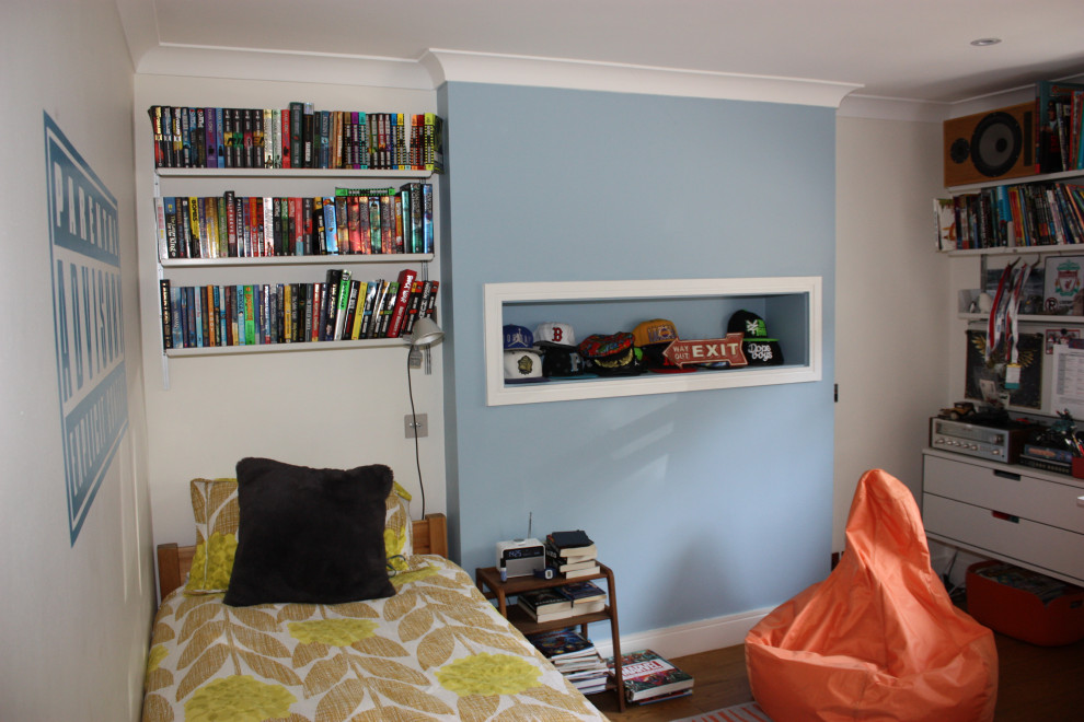 Cette photo montre une chambre d'enfant tendance de taille moyenne avec un mur multicolore, un sol en bois brun et un plafond à caissons.
