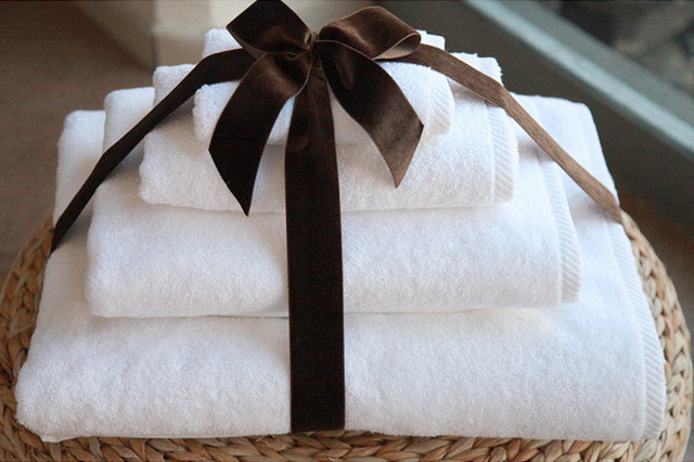Authentic Hotel and Spa Plush Soft-twist Turkish Cotton White 4-pieceTowel Set w