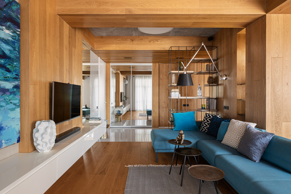 Свежая идея для дизайна: гостиная комната в стиле лофт с коричневыми стенами и телевизором на стене - отличное фото интерьера
