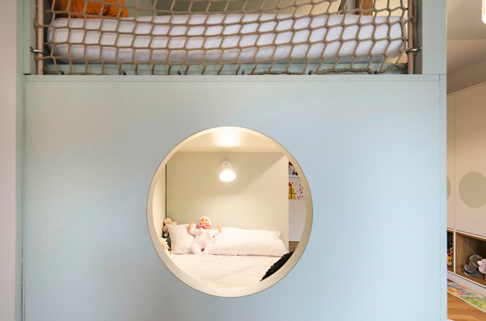 Diseño de habitación de niña de 4 a 10 años contemporánea grande con paredes verdes, suelo de madera en tonos medios y suelo marrón
