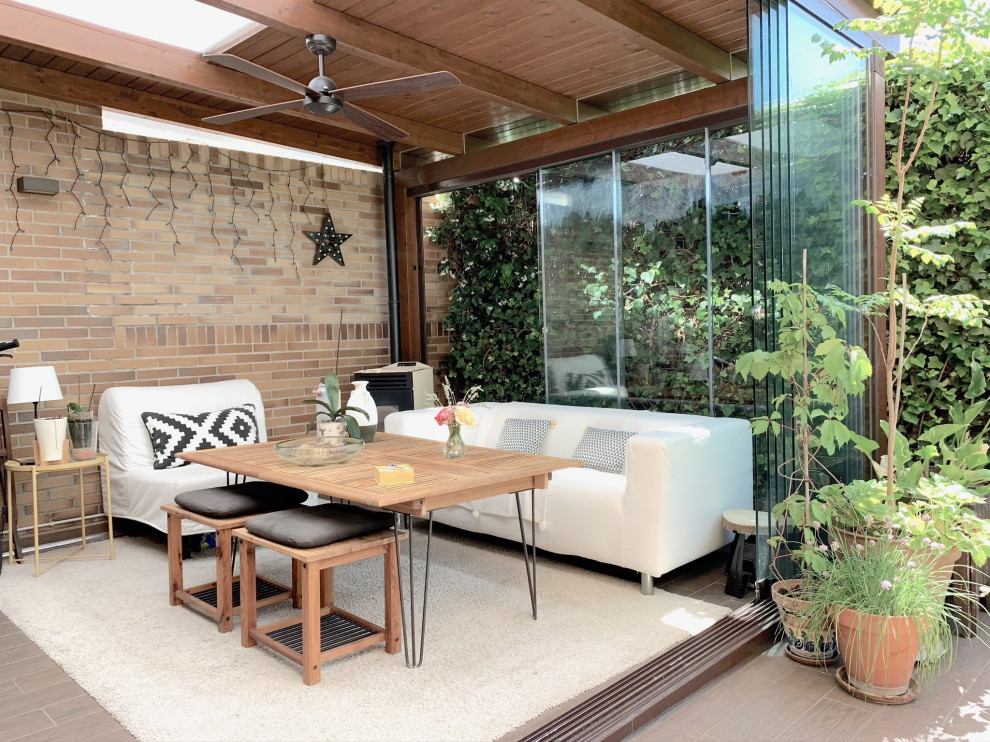 Foto de terraza in patio trasero With chimenea, suelo de baldosas and pérgola