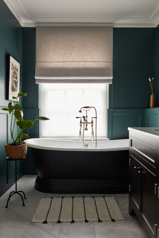 Пример оригинального дизайна: большая главная ванная комната в стиле неоклассика (современная классика) с фасадами в стиле шейкер, черными фасадами, отдельно стоящей ванной, открытым душем, инсталляцией, разноцветной плиткой, мраморной плиткой, зелеными стенами, мраморным полом, врезной раковиной, мраморной столешницей, серым полом, открытым душем, серой столешницей, тумбой под две раковины, напольной тумбой и панелями на части стены