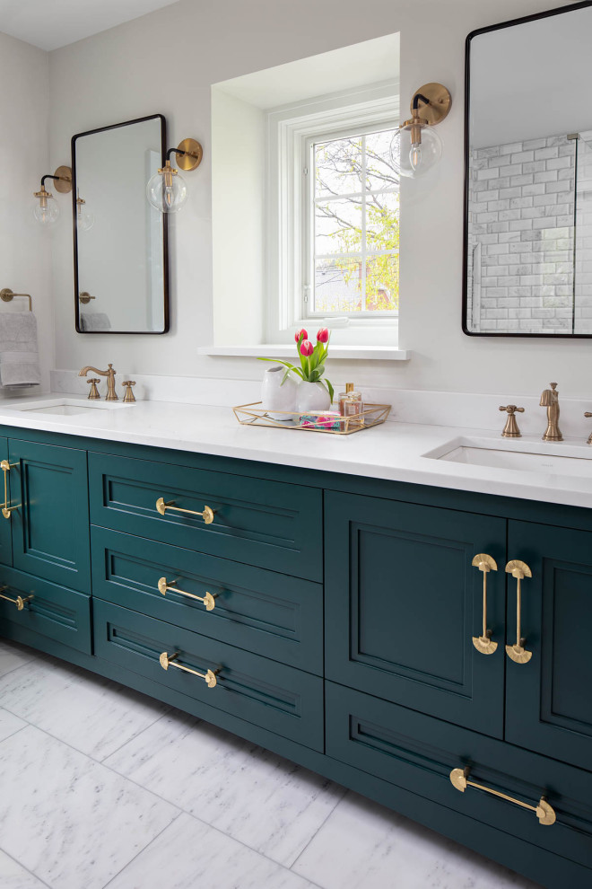 Idées déco pour une douche en alcôve principale classique avec un placard avec porte à panneau encastré, des portes de placards vertess, du carrelage en marbre, un mur blanc, un sol en marbre, un lavabo encastré, un plan de toilette en marbre, un sol multicolore, une cabine de douche à porte battante, un plan de toilette blanc, meuble double vasque et meuble-lavabo encastré.