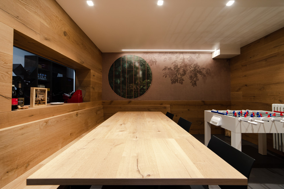 Пример оригинального дизайна: большая кухня-столовая в стиле модернизм с белыми стенами, полом из керамогранита, горизонтальным камином, фасадом камина из плитки, серым полом, многоуровневым потолком и деревянными стенами