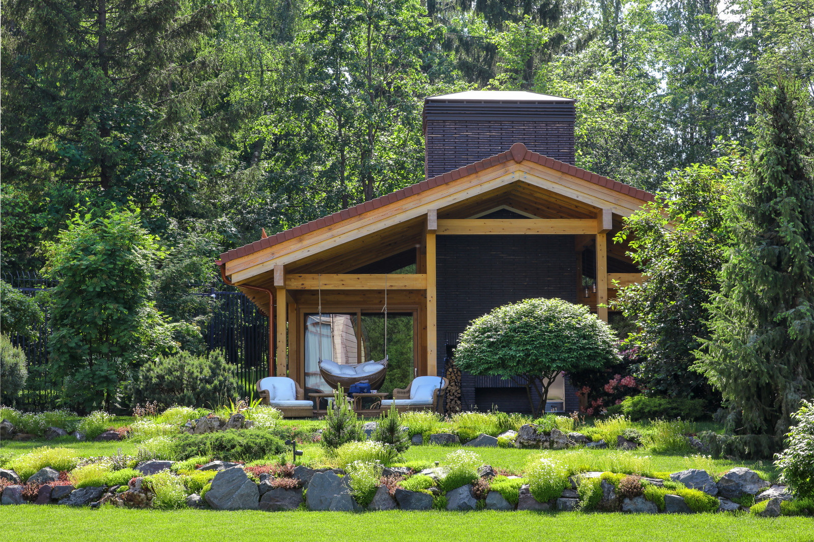 Беседка с двойным камином - на террассе и в закрытой гостиной