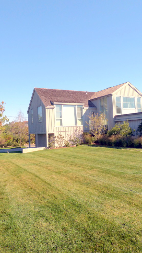 Example of a transitional home design design in New York