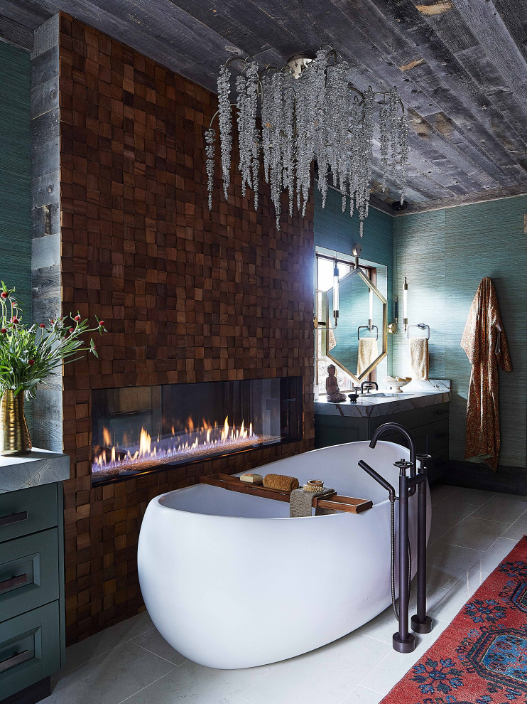 Inspiration för rustika vitt en-suite badrum, med turkosa skåp, ett fristående badkar, en öppen dusch, grön kakel, gröna väggar, klinkergolv i porslin, ett nedsänkt handfat, marmorbänkskiva och vitt golv