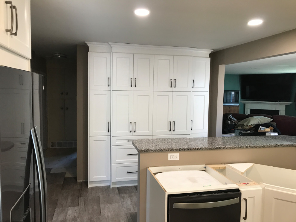 Transitional home design photo in Toronto