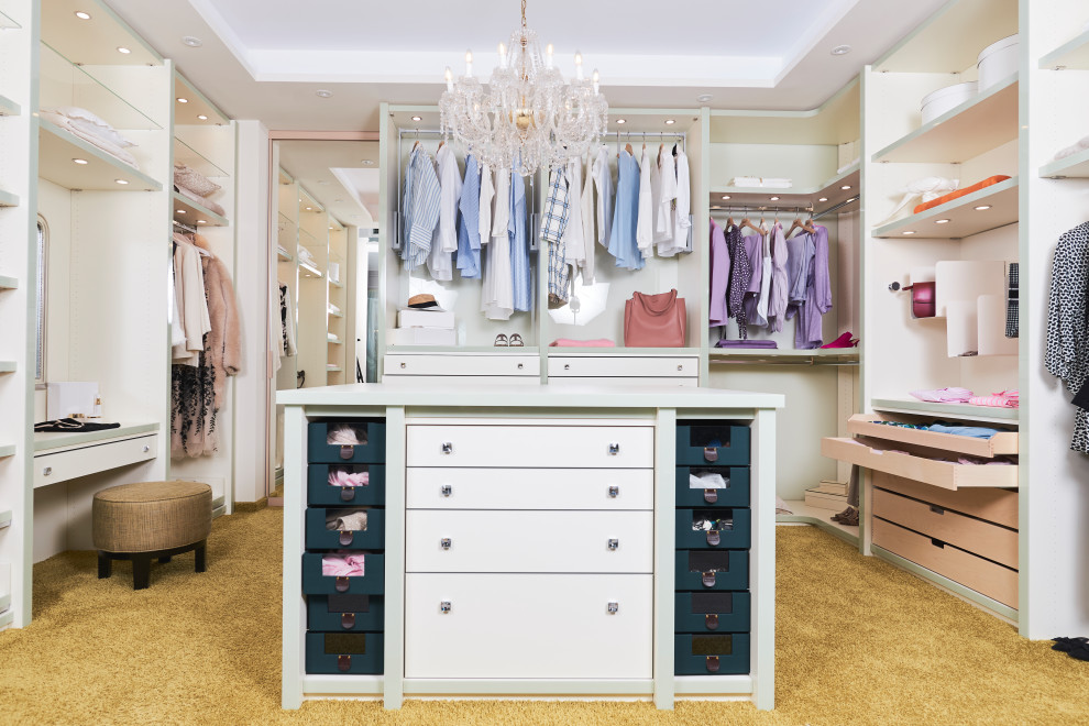 Aménagement d'un dressing et rangement classique.