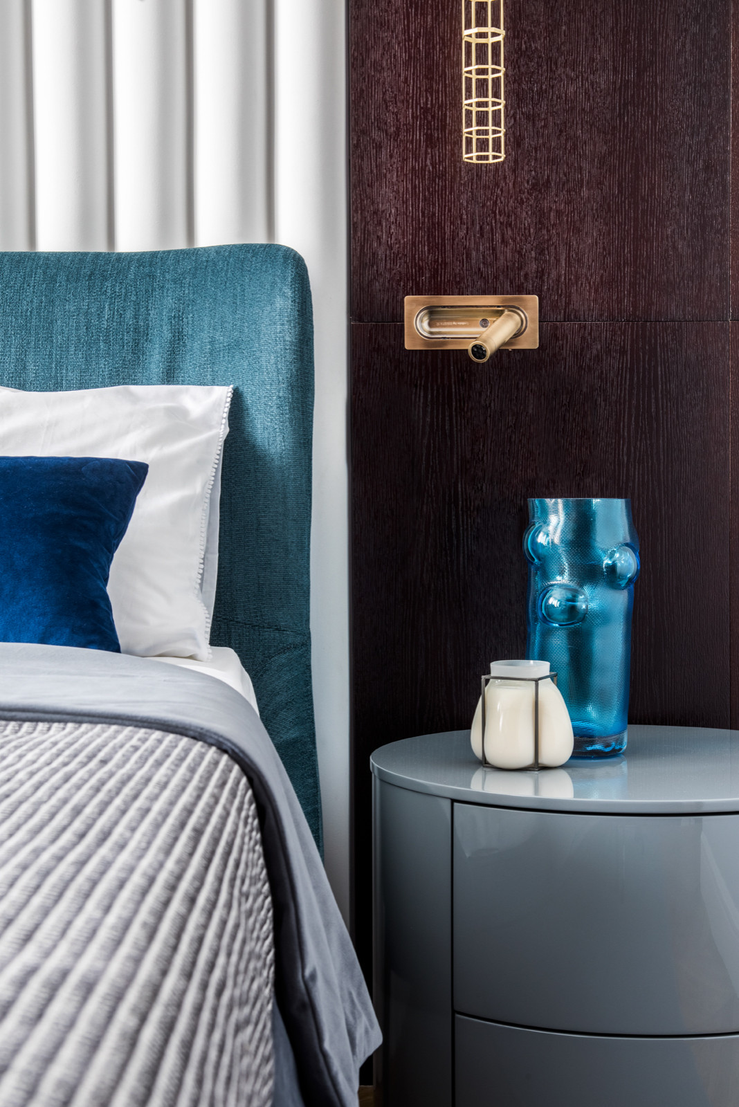 Яркая квартира с элементами из латуни