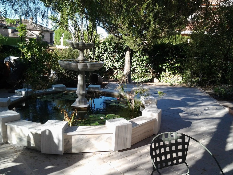 Piscina y jardines en Vivienda unifamiliar en Granada.