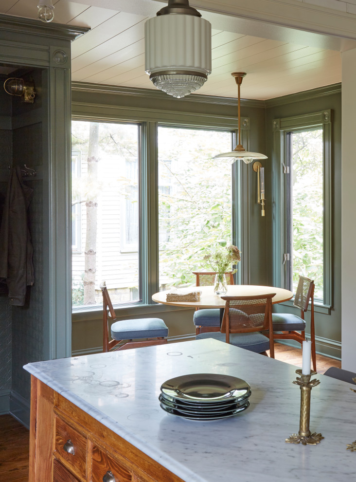 Example of a transitional home design design in Chicago