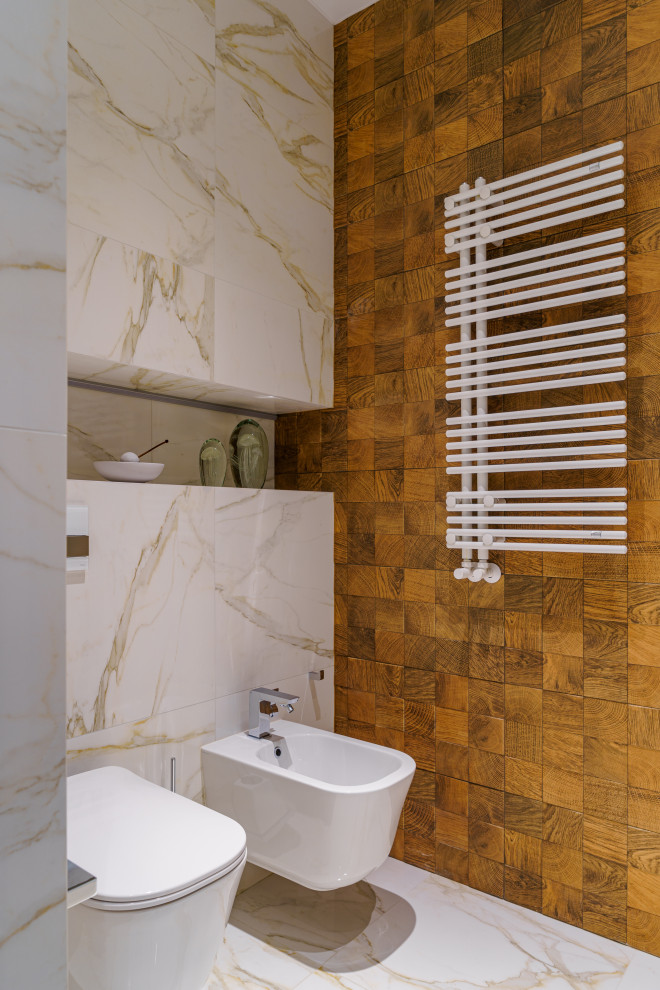 Idée de décoration pour un WC suspendu design de taille moyenne avec des carreaux de céramique, un sol en carrelage de porcelaine, une vasque, un plan de toilette en bois et meuble-lavabo suspendu.