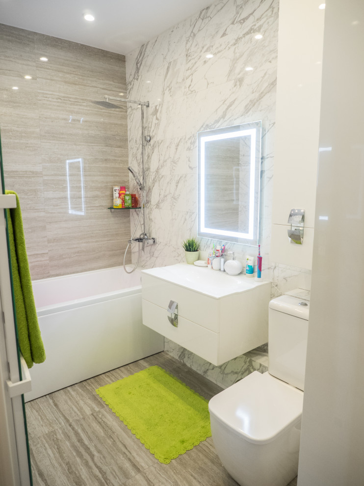 Design ideas for a mid-sized contemporary master bathroom in Yekaterinburg with flat-panel cabinets, beige cabinets, an alcove tub, a curbless shower, a one-piece toilet, gray tile, porcelain tile, white walls, porcelain floors, a console sink and grey floor.