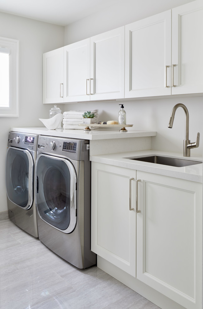 Photo of a transitional laundry room in Toronto.