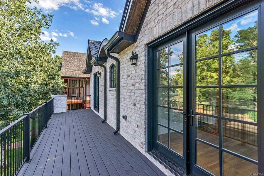 Transitional deck photo in Denver