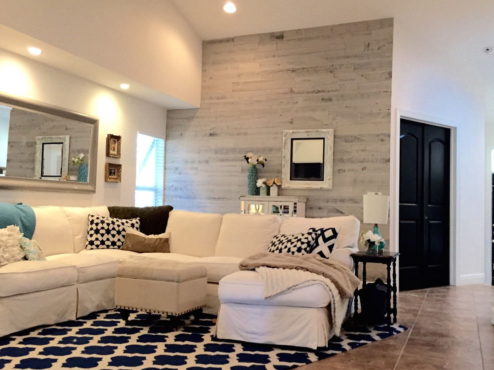 Home design - mid-sized transitional home design idea in Miami