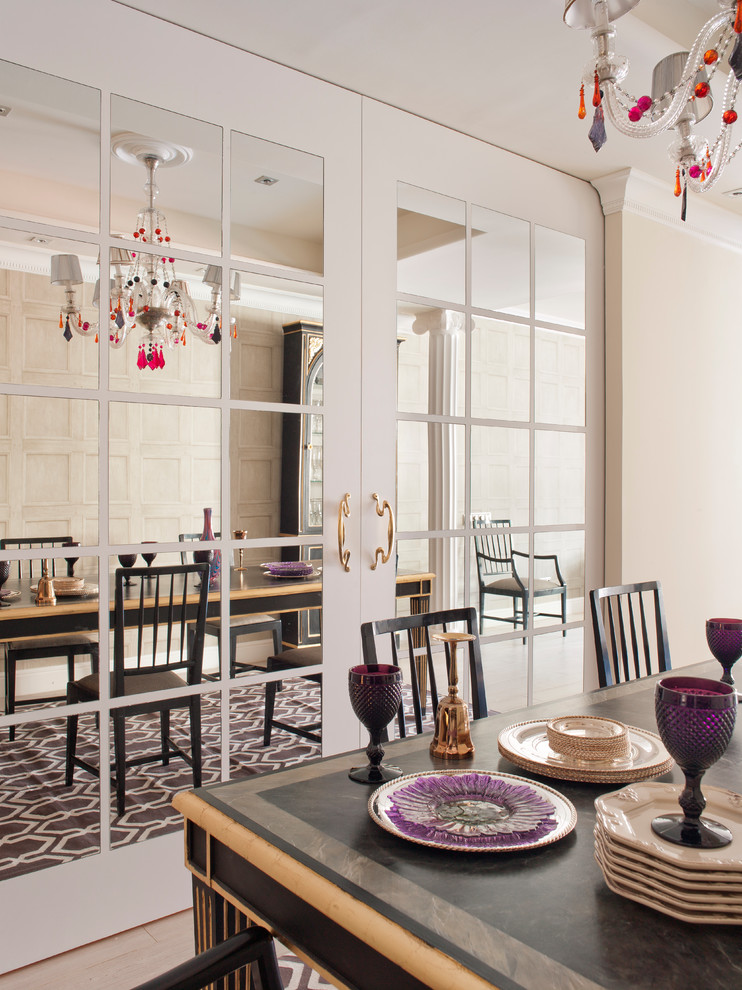 Imagen de comedor tradicional renovado de tamaño medio cerrado sin chimenea con paredes beige