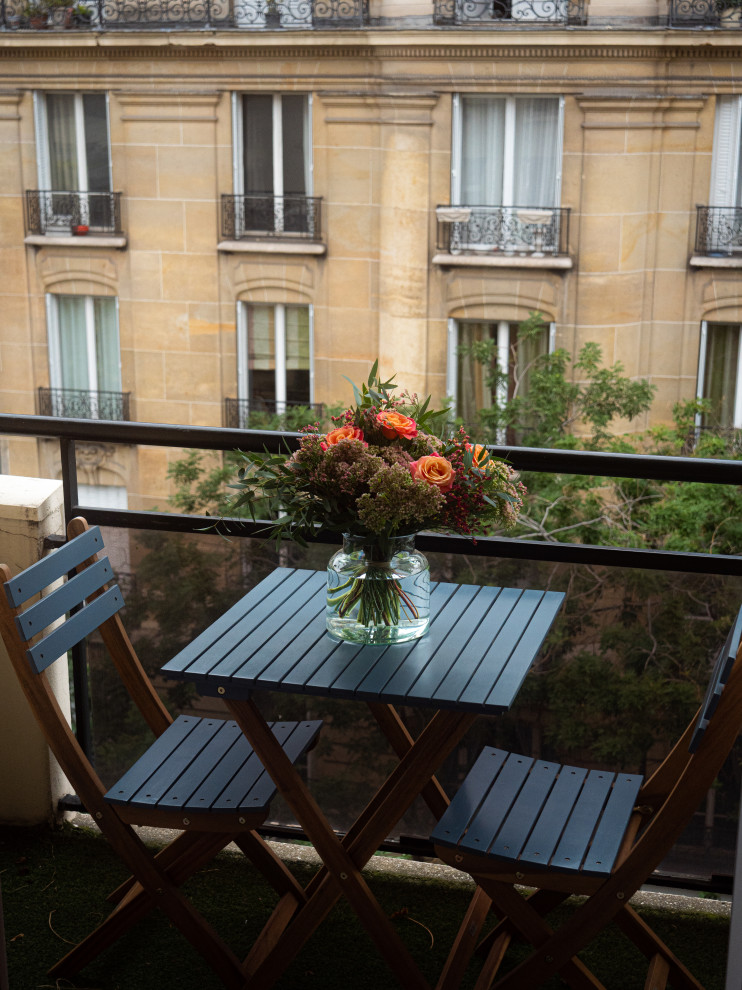 Example of a small metal railing balcony design in Paris
