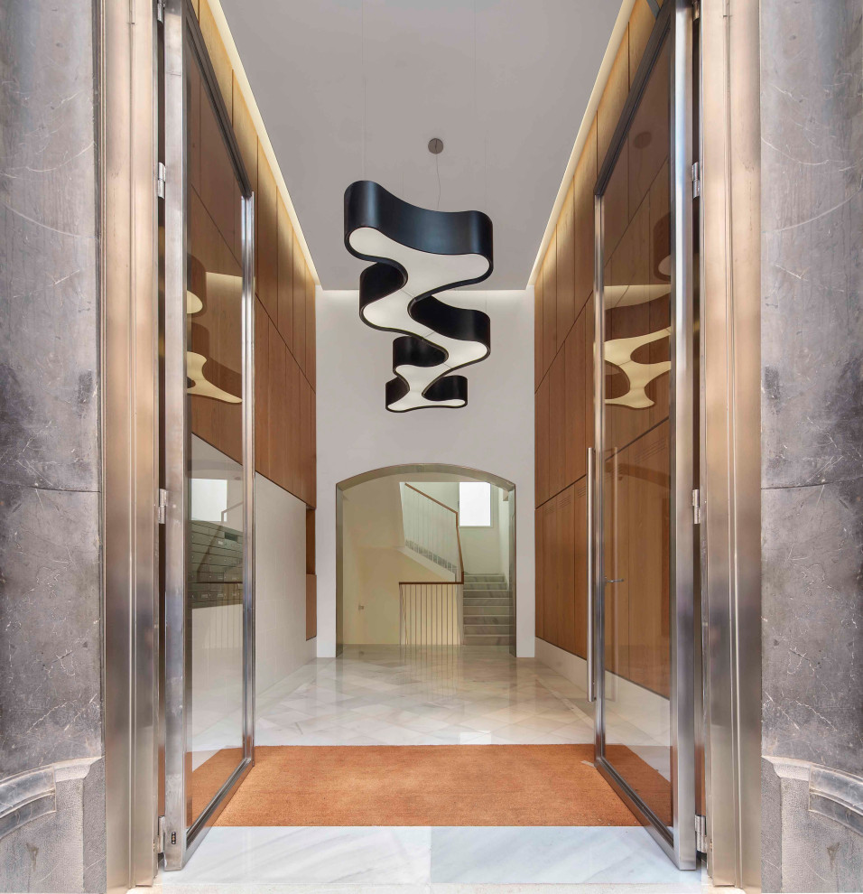 Foto de entrada tradicional renovada grande