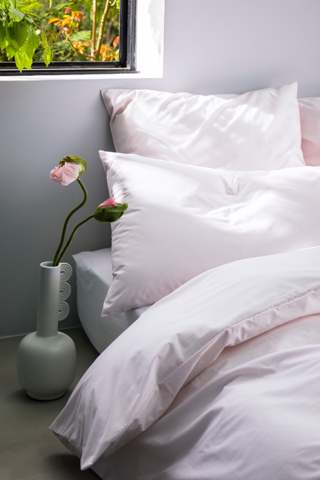 Пример оригинального дизайна: спальня в стиле модернизм с белыми стенами, полом из линолеума и коричневым полом