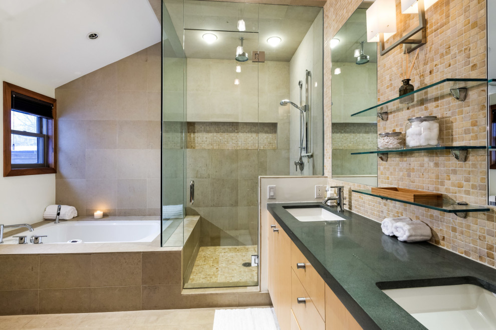 На фото: большая главная ванная комната в стиле модернизм с плоскими фасадами, светлыми деревянными фасадами, накладной ванной, душем в нише, раздельным унитазом, бежевой плиткой, плиткой из травертина, белыми стенами, полом из известняка, врезной раковиной, столешницей из плитки, бежевым полом, душем с распашными дверями, зеленой столешницей, сиденьем для душа, тумбой под две раковины, встроенной тумбой и сводчатым потолком