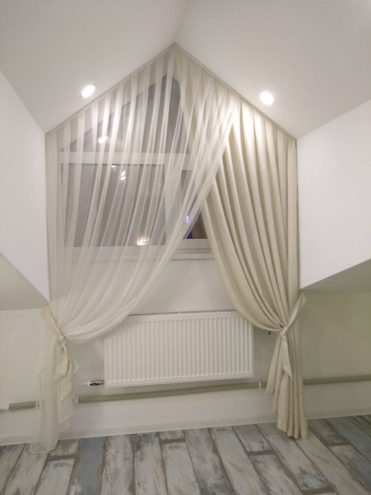 легкие шторы в двухуровневую квартиру