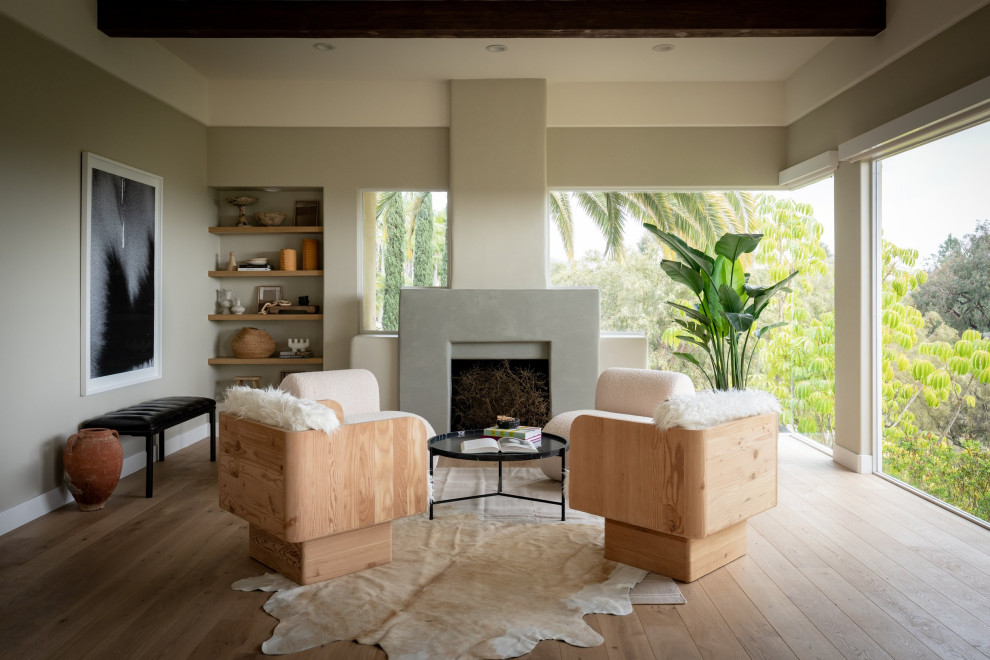 Modernes Wohnzimmer mit beiger Wandfarbe, braunem Holzboden, Kamin und braunem Boden in San Diego