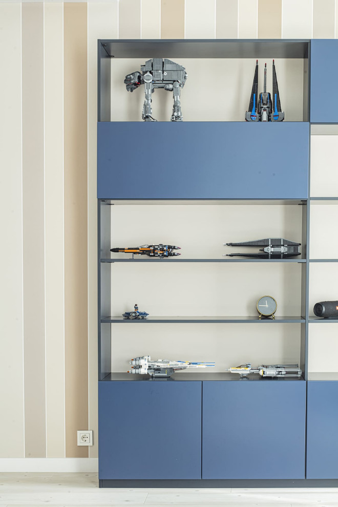 Большой красивый белый дом