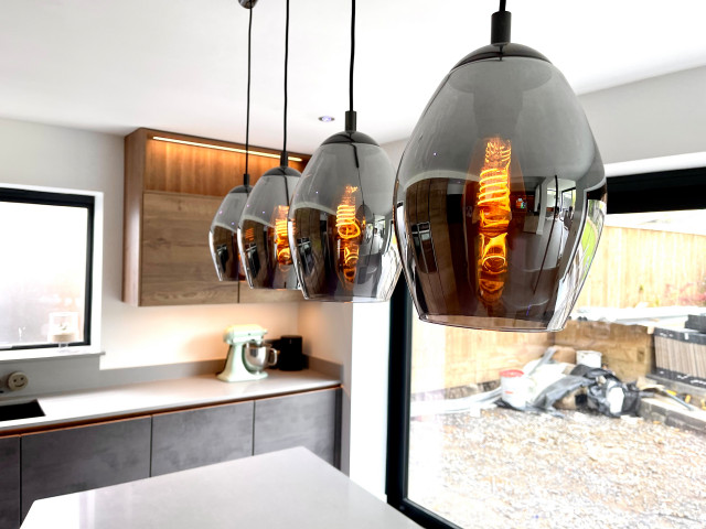 Havannah Oak and Concrete Slate grey kitchen with Grey Quartz worktops contemporary-koek