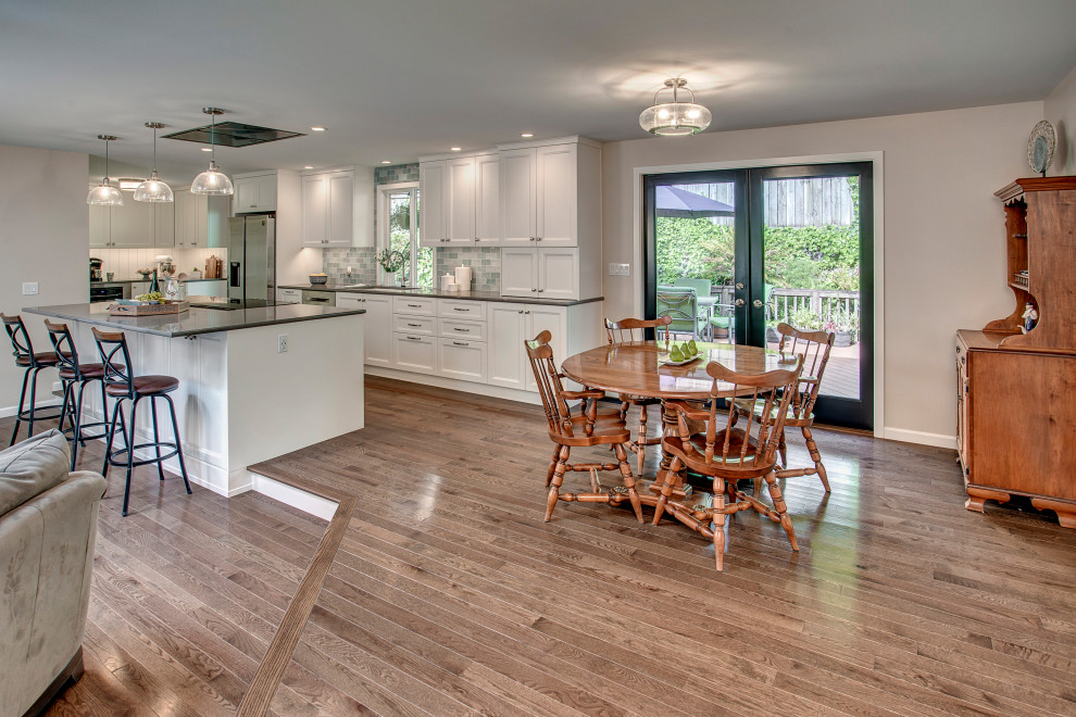 Example of a transitional home design design in Seattle