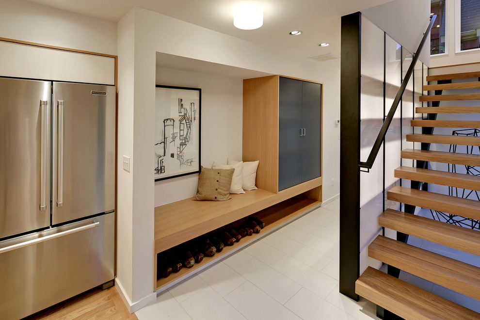 Photo of a contemporary hallway in Seattle with white walls.