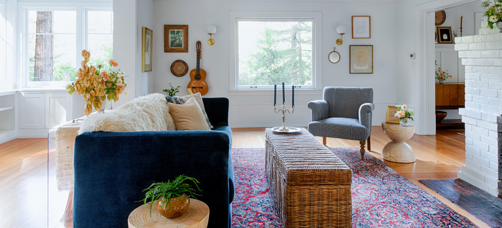 Стильный дизайн: гостиная комната в стиле фьюжн с синим диваном - последний тренд