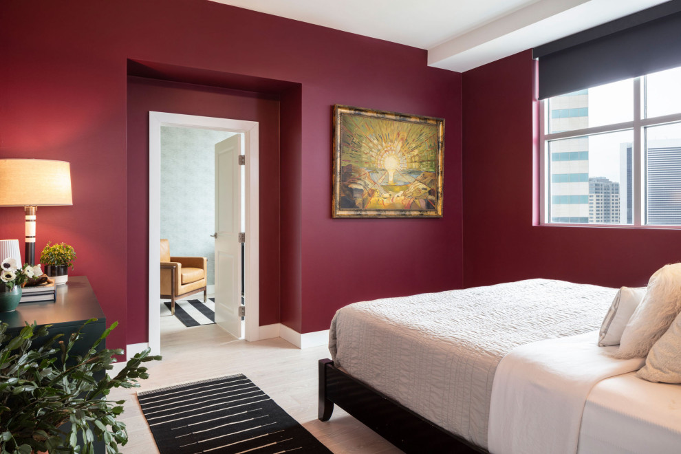 Стильный дизайн: маленькая хозяйская спальня в стиле модернизм с красными стенами, светлым паркетным полом, бежевым полом, многоуровневым потолком и обоями на стенах без камина для на участке и в саду - последний тренд
