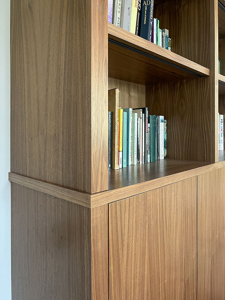 Foto di un soggiorno minimalista di medie dimensioni con libreria e soffitto in perlinato