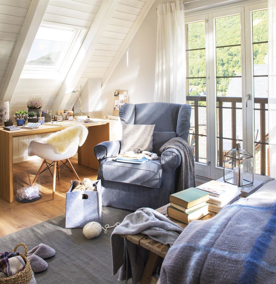 Modelo de dormitorio principal campestre de tamaño medio sin chimenea con paredes blancas y suelo de madera en tonos medios