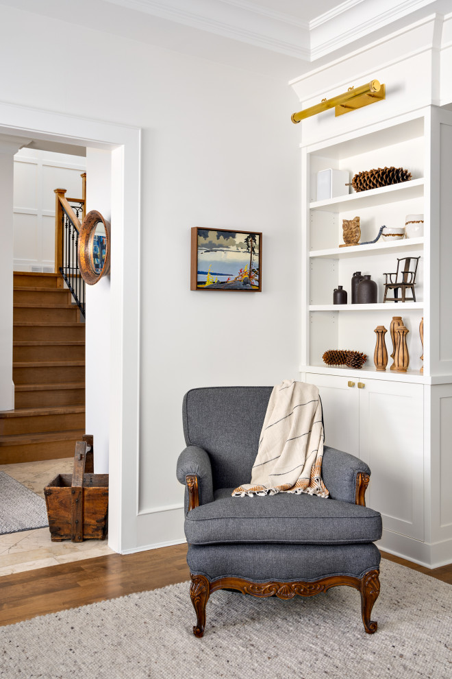 Imagen de salón cerrado contemporáneo de tamaño medio con paredes blancas, suelo de madera en tonos medios, suelo marrón, casetón y papel pintado