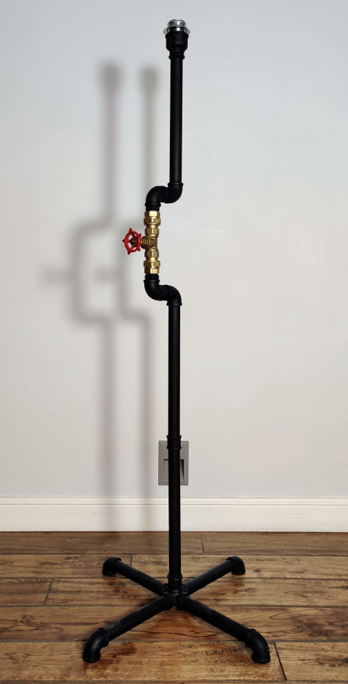 Торшер из водопроводных труб