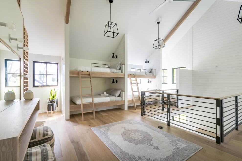 Imagen de dormitorio tipo loft campestre extra grande con paredes blancas, suelo beige y vigas vistas