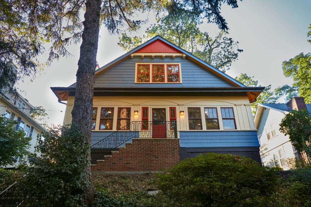 Immagine della villa blu american style a due piani di medie dimensioni con rivestimento in legno, tetto a capanna, copertura a scandole, tetto grigio e con scandole