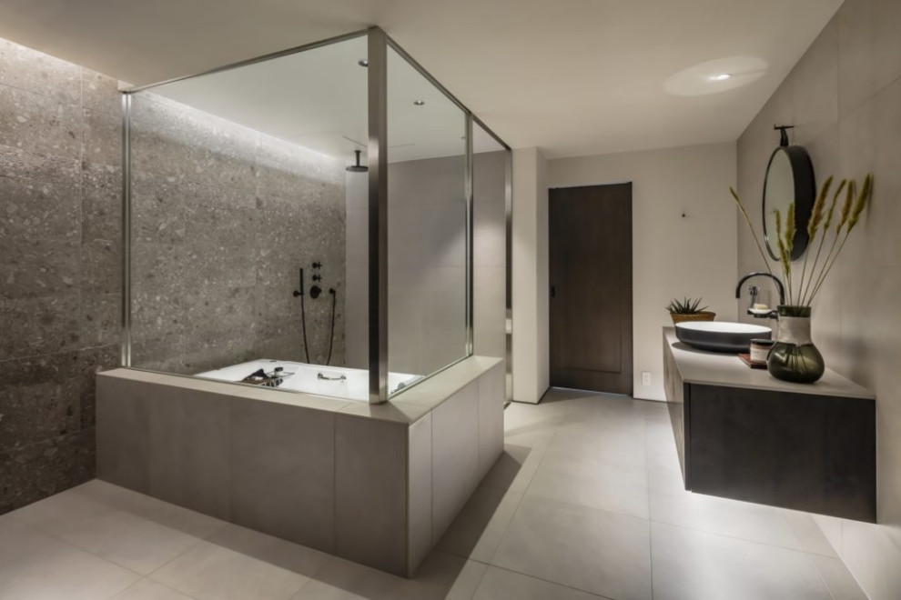 На фото: ванная комната в стиле модернизм с накладной ванной, серыми стенами, накладной раковиной, серым полом, серой столешницей, тумбой под одну раковину, напольной тумбой и многоуровневым потолком