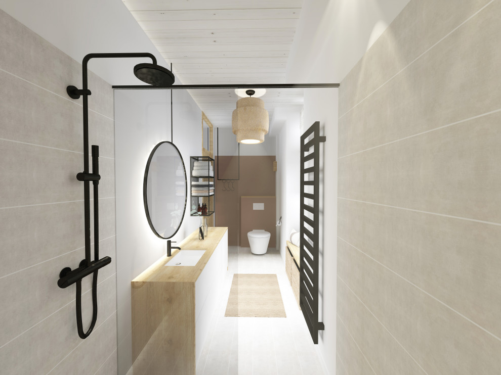 Design ideas for a mid-sized modern 3/4 bathroom in Montpellier with an open shower, a wall-mount toilet, beige tile, ceramic tile, white walls, ceramic floors, an undermount sink, wood benchtops, beige floor, an open shower, brown benchtops, a single vanity and timber.
