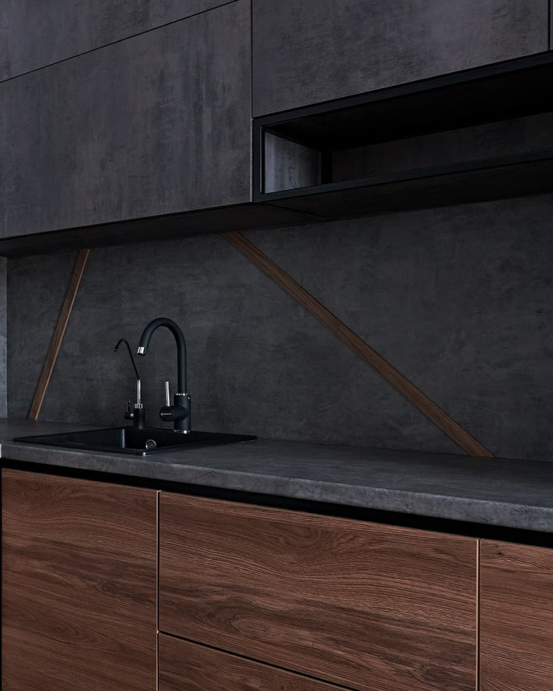 Черная угловая кухня в стиле лофт с фасадами под металл и под дерево