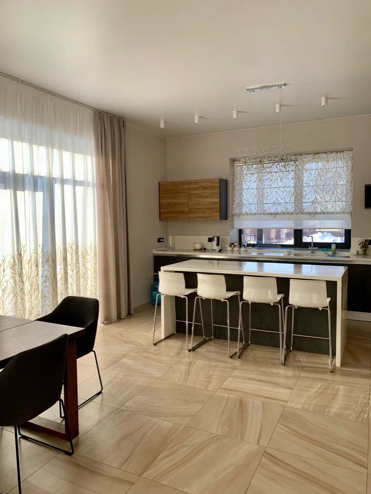 Шторы для загородного дома с высокими окнами